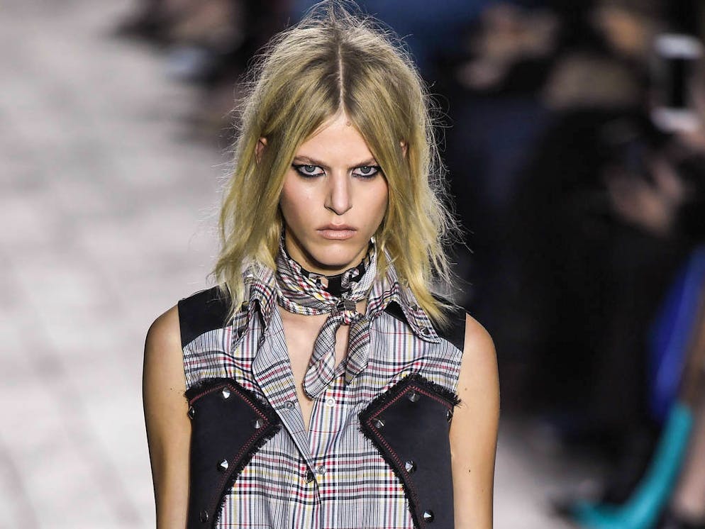 Mandatory Credit: Photo by James Gourley/REX/Shutterstock (9065555m)
Model on the catwalk
Versus Versace show, Runway, Spring Summer 2018, London Fashion Week, UK - 17 Sep 2017
When: 17 Sep 2017
Credit: Rex Features
**Only available for use by prior agreement**
