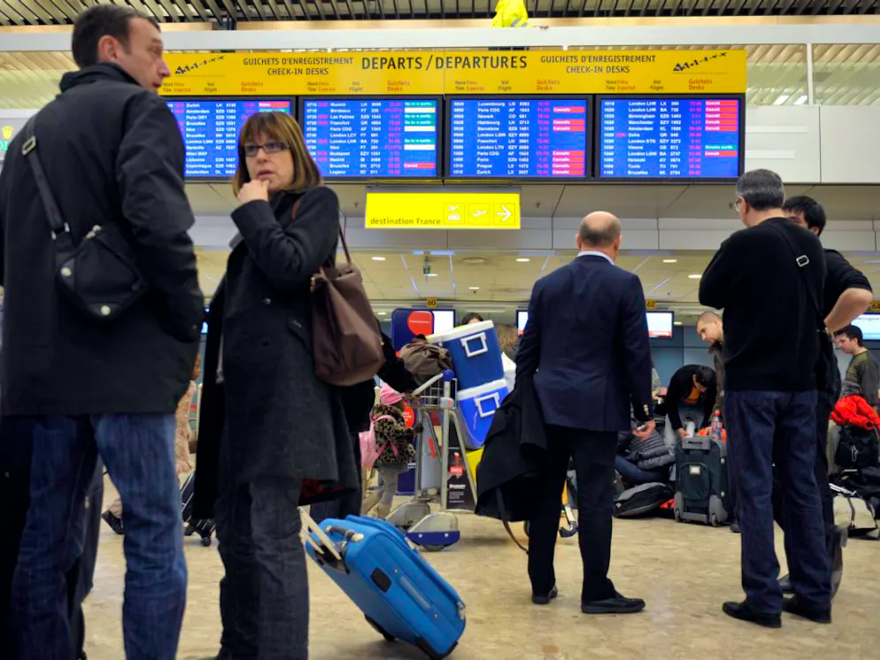 La bambina è riuscita a salire su un aereo in partenza verso la Francia.