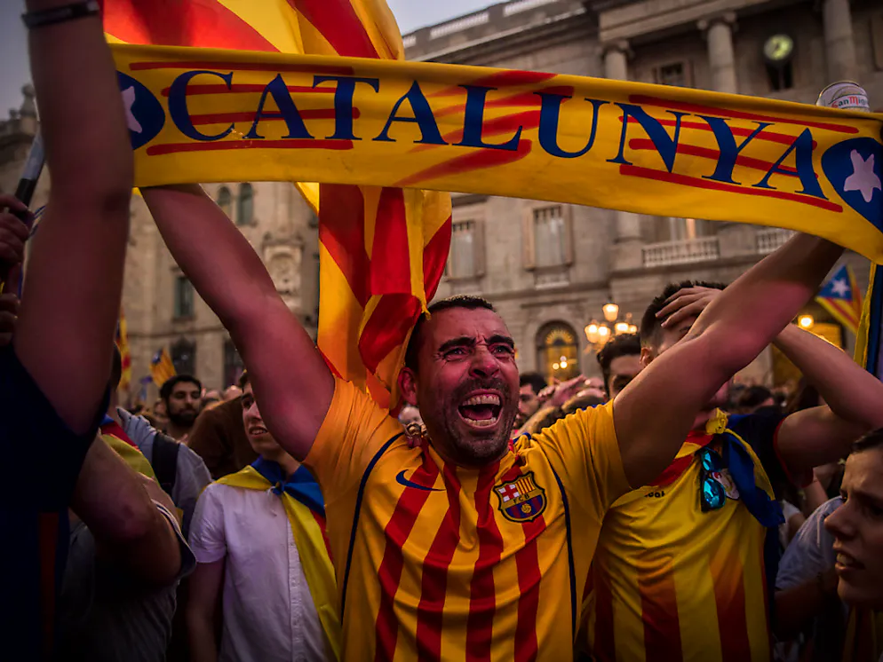 Large rassemblement de manifestants anti-sécession à Barcelone. Témoignage de la profonde division de la société catalane, le défilé prévu dimanche intervient après un rassemblement de dizaines de milliers de personnes vendredi soir, pour la naissance de la "République".