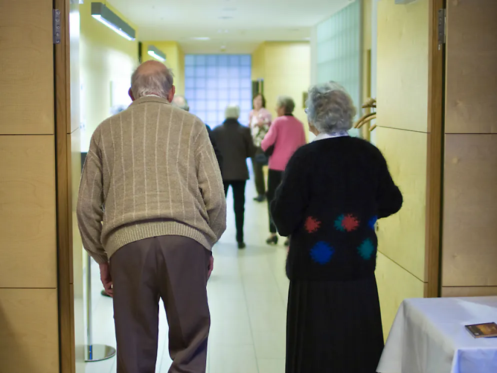 A Liverpool una mamma inglese di 98 anni si è trasferita in un ospizio per assistire il figlio 80enne.
