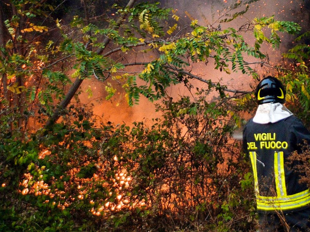 Incendi: Valle Susa brucia ancora, situazione resta critica. Un pompiere all'opera a Mompantero nella Val di Susa