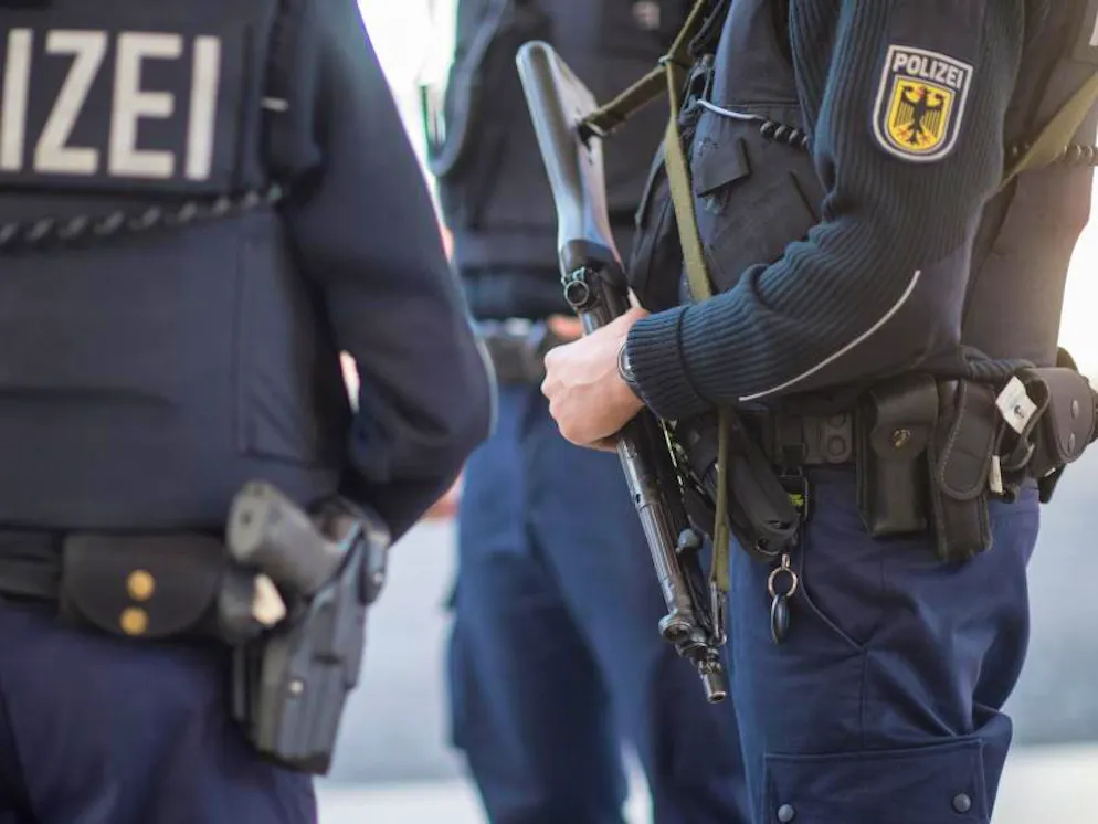 BNS: utile di 33,7 miliardi dopo 9 mesi. Bei der Festnahme in Schwerin waren Spezialkräfte der Bundespolizei und des Bundeskriminalamtes im Einsatz. Foto: Matthias Balk / Illustration