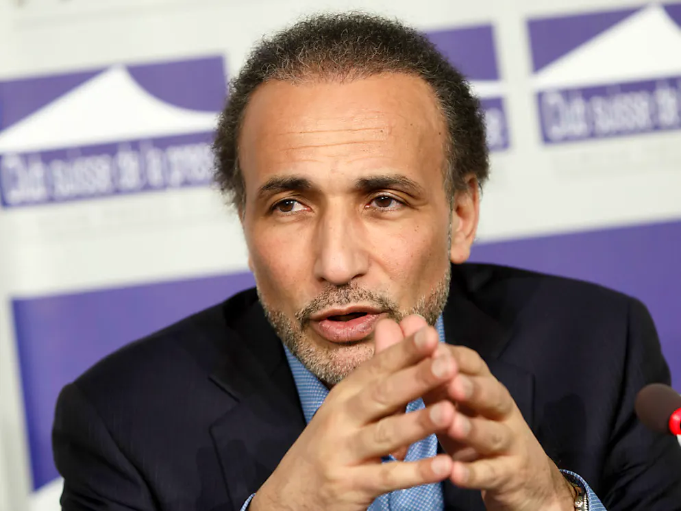 Jouissant d'une forte popularité dans les milieux musulmans plutôt conservateurs, Tariq Ramadan est aussi très contesté, notamment dans les milieux laïques, qui voient en lui le tenant d'un islam politique.