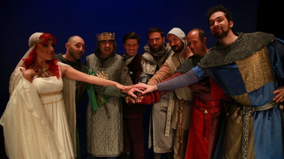 Elio è re Artù in musical Spamalot