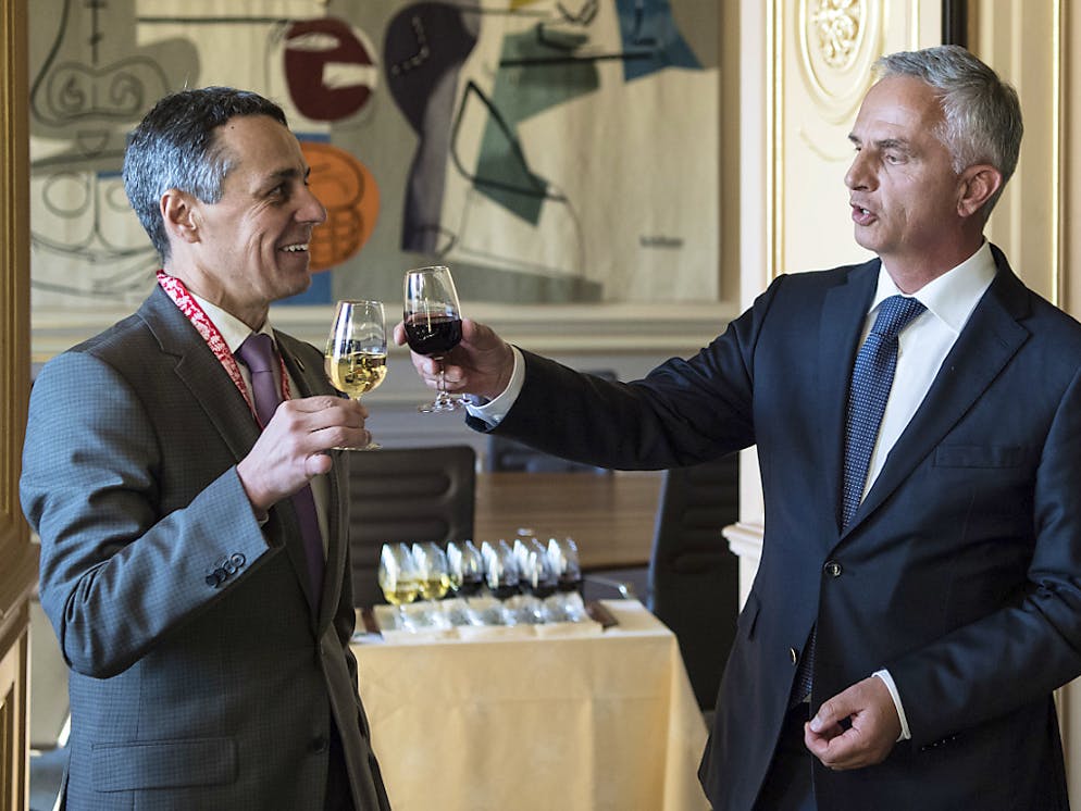 Didier Burkhalter brinda con Ignazio Cassis suo successore al Dipartimento federale degli affari esteri