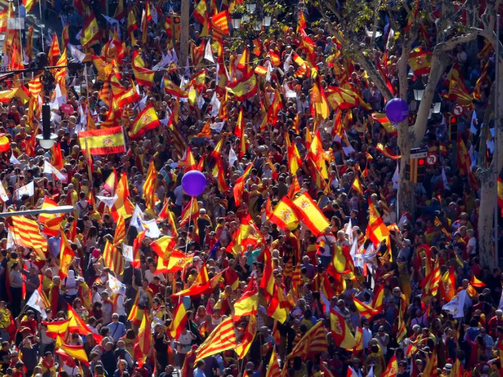 Large rassemblement de manifestants anti-sécession à Barcelone. Aux cris de "Puigdemont en prison", de nombreux Espagnols anti-sécession se dirigeaient vers l'une des avenues les plus connues de la capitale catalane, le Passeig de Gracia, pour une manifestation entourée d'un important dispositif policier.
