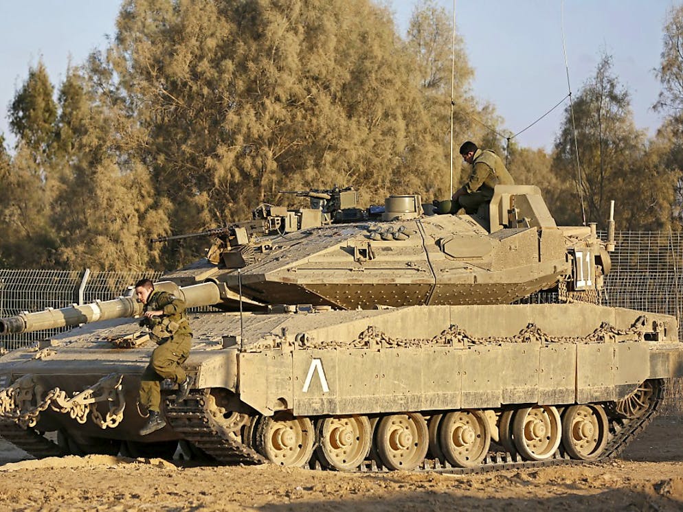 Un carro armato israeliano al confine con Gaza.