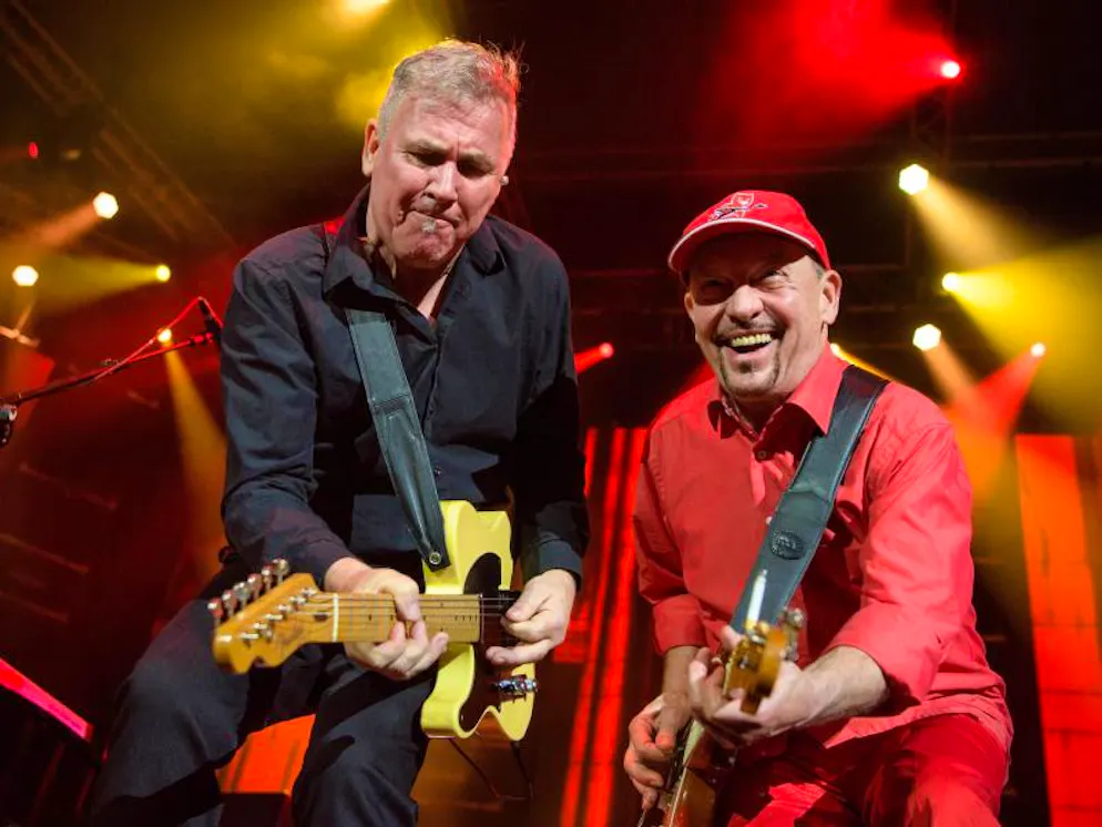 Réintroduction de cours canins en bonne voie en Valais. Gitarrist Willie Duncan (l) und Gitarrist Barny Murphy beim Jubiläumskonzert in der Olympiahalle in München. Foto: Matthias Balk