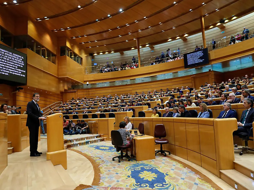 Catalogna: Senato approva attivazione articolo 155. Il premier spagnolo Mariano Rajoy (a sinistra) ha tenuto un discorso al Senato prima del voto sul commissariamento della Catalogna.