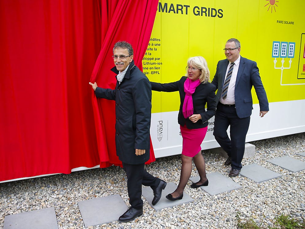 La conseillère d'Etat vaudoise Jacqueline de Quattro lors de la présentation en octobre 2015 du prototype de batterie sur le site de l'EPFL