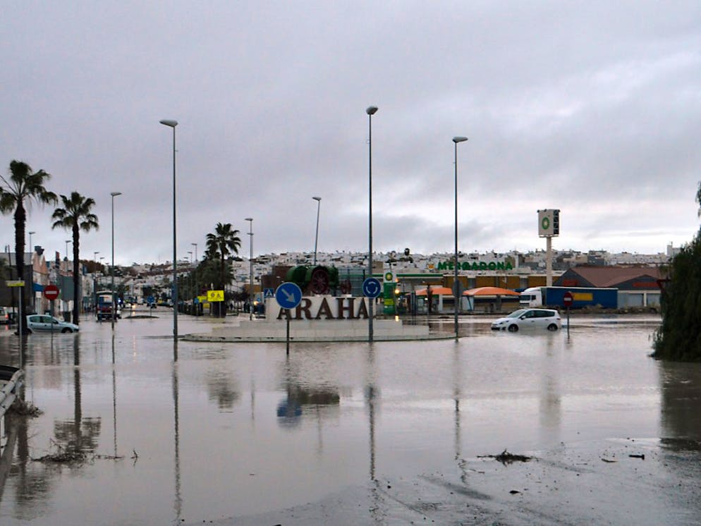 Problemi alla circolazione nella zona di Siviglia dopo intensi temporali.