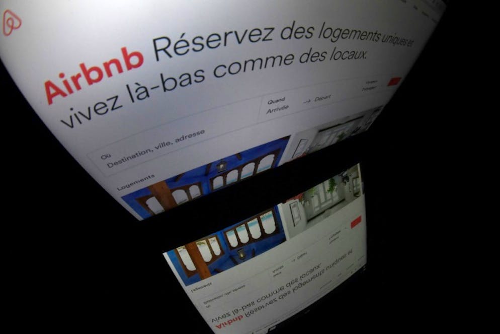 Paris renforce son arsenal contre les locations Airbnb illégales. Dès vendredi les annonces de location de logements sur Airbnb et ses concurrents à Paris devront afficher un numéro d'enregistrement, obtenu en mairie, nouvelle étape dans la traque des meublés touristiques illégaux
