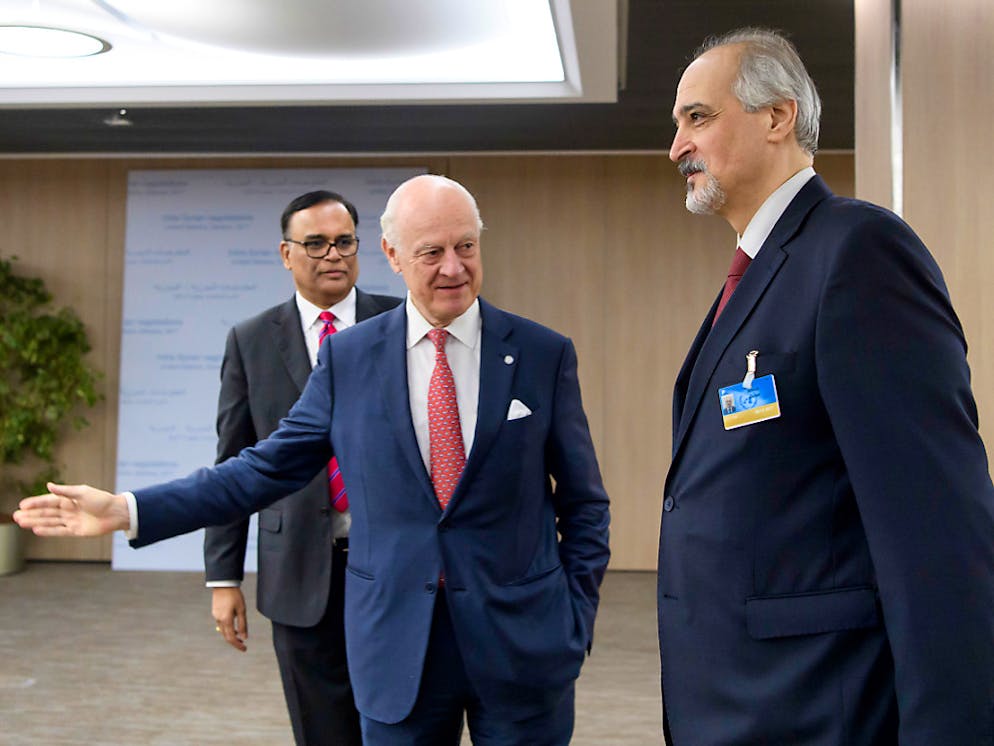 L'émissaire de l'ONU Staffan de Mistura est content de voir arriver après un jour de décalage le chef de la délégation du gouvernement syrien Bachar al-Jaafari à Genève.