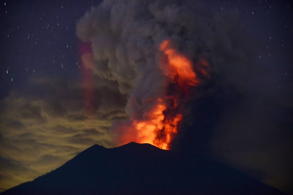 Le mont Agung en éruption à Bali en Indonésie, le 28 novembre 2017