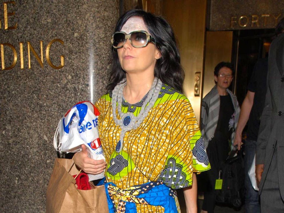 Bjork
leaving NBC Studios for 'Late Night with Conan O'Brien'

Featuring: Bjork
Where: New York City, United States
When: 27 Sep 2007
Credit: Doug Meszler / WENN