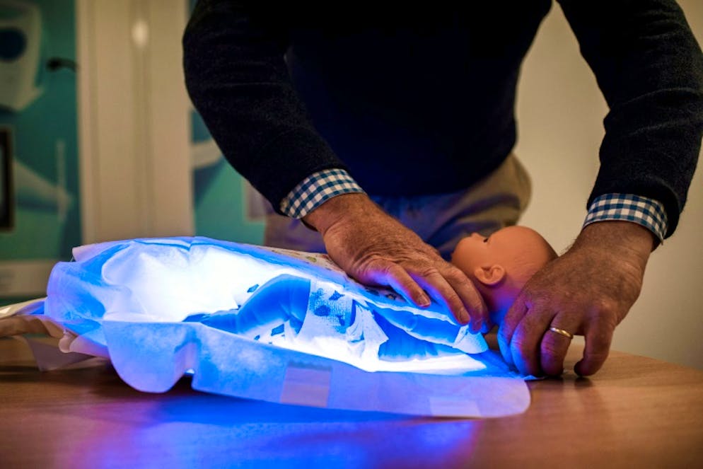 Photothérapie: les industriels tentent d'éclairer le grand public. Démonstration de l'utilisation de la turbulette visant à soigner la jaunisse du nouveau-né, à Villeurbanne, près de Lyon, le 30 novembre 2017