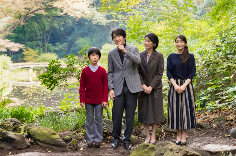 L'empereur du Japon quittera le trône le 30 avril 2019. Le Prince héritier Akishino et son épouse la Princesse Kiko avec leurs enfants, le Prince Hisahito et la Princesse Mako, dans les jardins de la résidence impériale à Tokyo, sur une photo prise le 4 novembre 2017 et publiée par la Maison impériale le 30