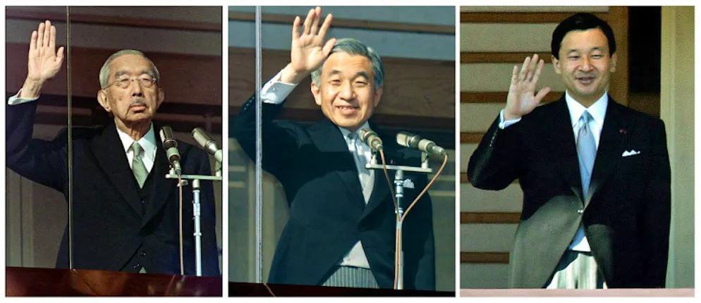 L'empereur du Japon quittera le trône le 30 avril 2019. Trois générations de la famille impériale japonaise: l'ancien empereur Hirohito, décédé en 1989, son fils l'empereur actuel Akihito et le fils de celui-ci Naruhito, saluent depuis le palais impérial à Tokyo