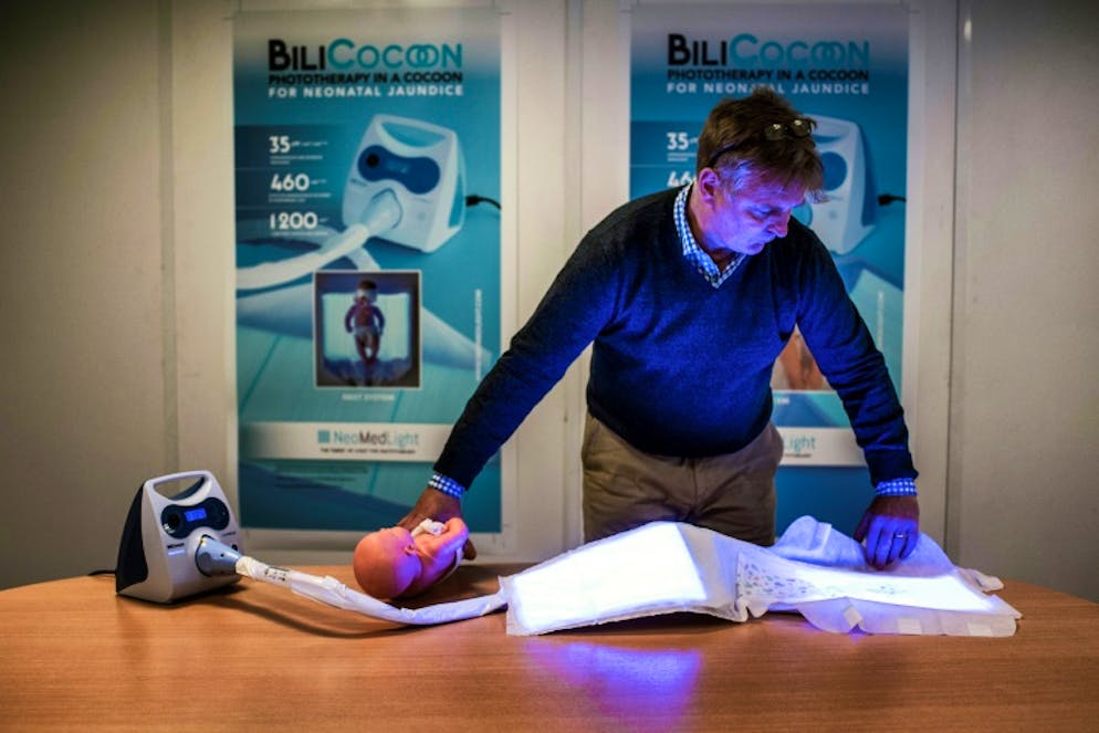 Photothérapie: les industriels tentent d'éclairer le grand public. Pierre Saint-Girons, PDG de NeoMedLigh, qui commercialise une turbulette composée de leds pour soigner la jaunisse du nouveau-né, à Villeurbanne le 30 novembre 2017