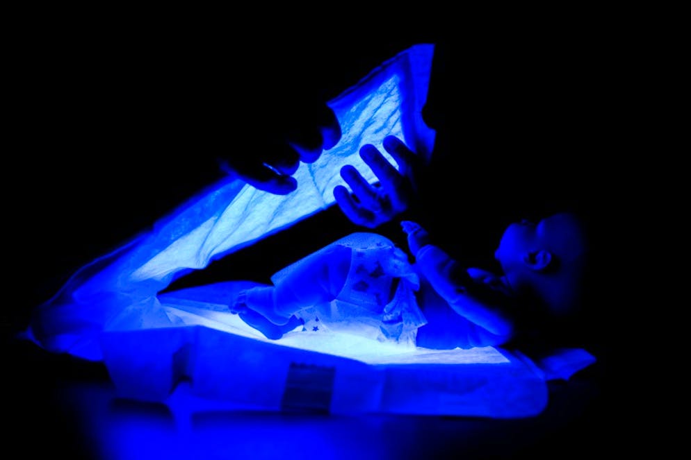 Photothérapie: les industriels tentent d'éclairer le grand public. La turbulette composée de leds vendue par NeoMedLight, ici en démonstration avec une poupée, à Villeurbanne le 30 novembre 2017