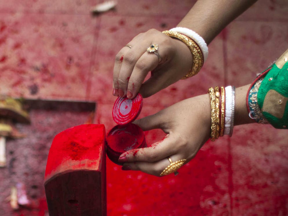 married woman scrapes ´sindoor´ off a wooden stick during the Durga Puja Festival celebrations.

When: 23 Oct 2014

When: 23 Oct 2014

**Only for use by WENN CPS**