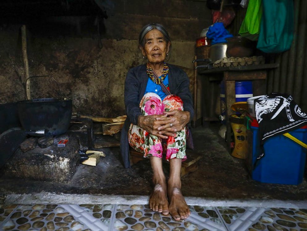 Whang Od, la tatuatrice centenaria. Anche se Whang Od è ancora in perfetta salute, si pone il problema della sua successione. L'arte del tatuaggio Kalinga può essere trasmessa soltanto a membri della famiglia. In caso contrario, le persone tatuate rischiano di contrarre delle gravi infezioni. Poiché Whang Od non ha figli, ha già formato due dei suoi nipoti. Ciò che è sicuro, è che metterà fine alla sua attività soltanto quando la sua vista comincerà a peggiorare.