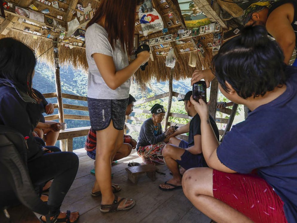 Whang Od, la tatuatrice centenaria. I tatuaggi Kalinga erano un tempo riservati ai cacciatori di teste e ai guerrieri che avevano ucciso uno dei loro avversari. Oggi, i principali clienti di Whang Od sono turisti che provengono dal mondo intero.