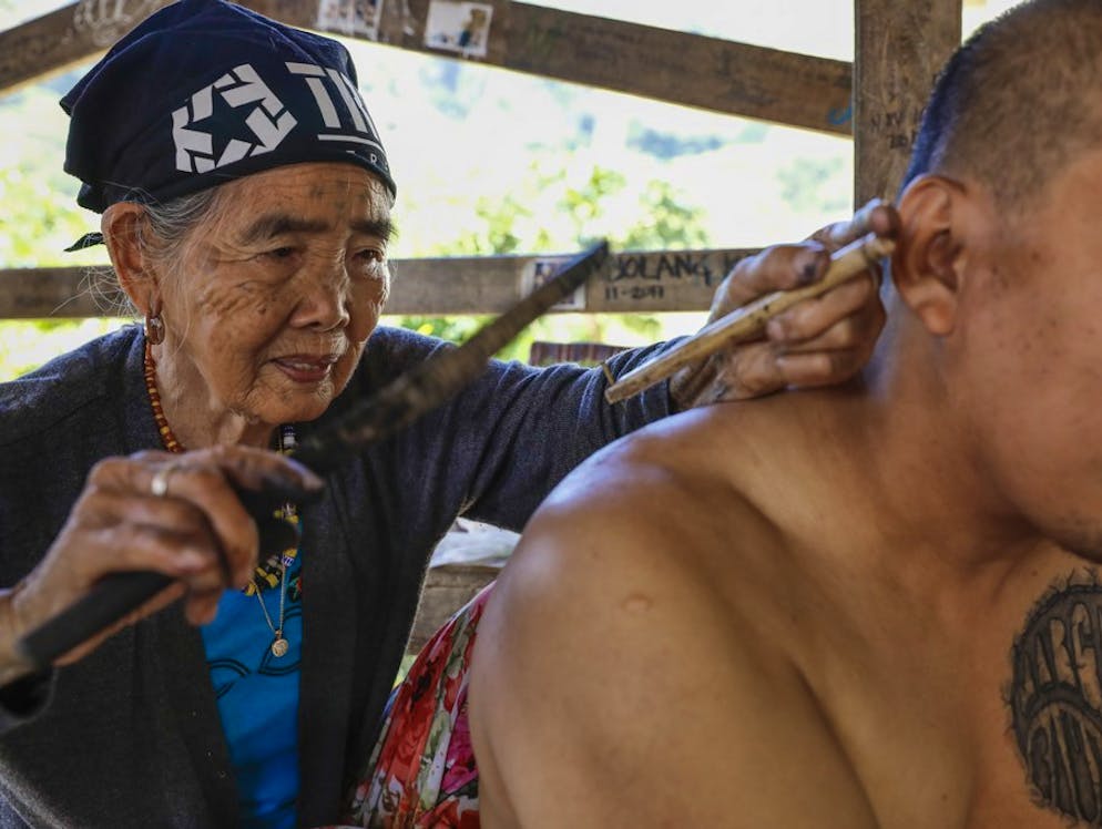 Whang Od, la tatuatrice centenaria. ... poi introduce l'ago sotto la pelle attraverso piccoli colpi, rapidi e prudenti.