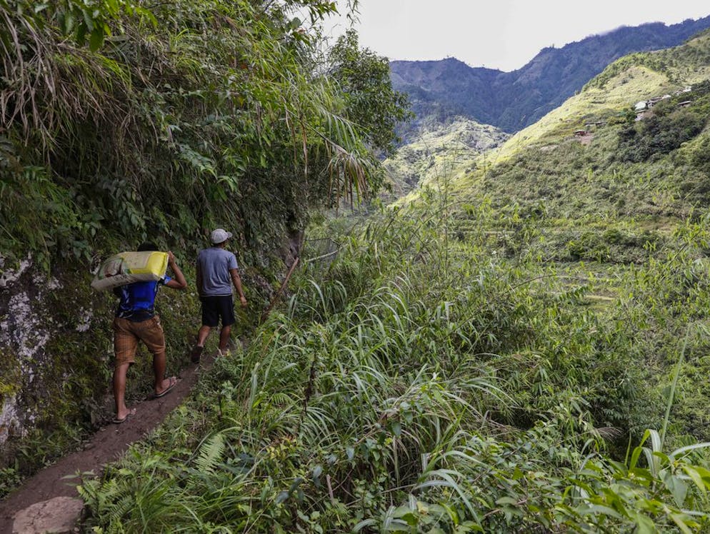 Whang Od, la tatuatrice centenaria. Il villaggio di Buscalan si trova sull'isola di Luçon, a circa 15 ore di strada a nord della capitale filippina di Manila. Coloro che vogliono incontrare Whang Od dovranno tuttavia dar prova di resistenza. Perché l'ultima parte del viaggio deve essere fatta a piedi.