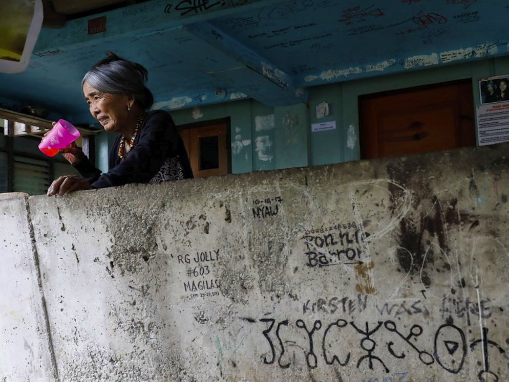 Whang Od, la tatuatrice centenaria. Racconta che un giorno, un guerriero che aveva ucciso tre uomini durante un combattimento aveva dovuto interrompere la sua seduta di tatuaggio, perché non sopportava più il dolore.