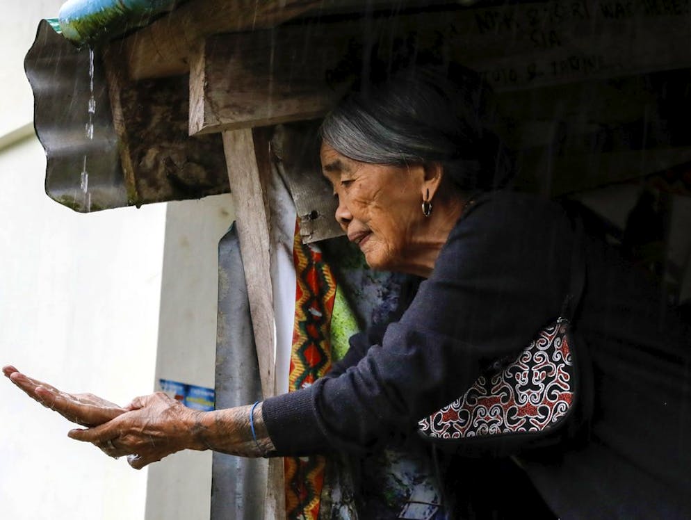 Whang Od, la tatuatrice centenaria. Una volta finito il lavoro, Whang Od si lava le mani con l'acqua piovana che scola dal tetto: la sua età esatta fa discutere. La donna dichiara di essere nata il 17 febbraio 1917 e dice di dovere la sua età biblica alle sue abitudini alimentari: poco olio e nessun alimento in conserva o con conservanti. Si nutre inoltre di verdure provenienti dal suo giardino.
