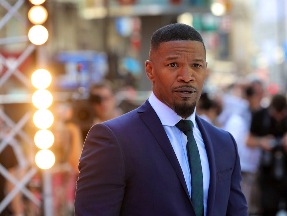 Queste star hanno salvato delle vite!. Nel 2013, anche l'attore Jamie Foxx è stato testimone di un incidente nella circolazione simile: l'auto si era ribaltata diverse volte prima di prendere fuoco. Malgrado la gravità della situazione, Jamie Foxx ed altri testimoni erano riusciti a tirar fuori il conducente gravemente ferito dal veicolo e gli avevano salvato la vita.