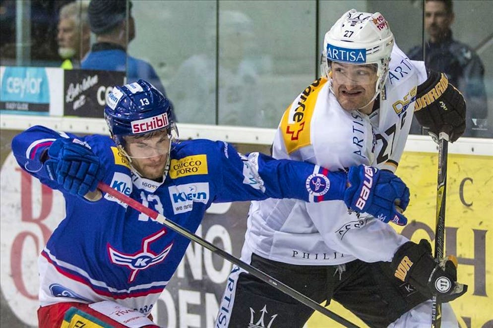 EHC Kloten Stuermer Patrick Obrist, links, gegen HC Lugano Verteidiger Alessandro Chiesa waehrend dem Eishockey-Meisterschaftsspiel der National League zwischen dem EHC Kloten und dem HC Lugano am Freitag, 22. Dezember 2017, in Kloten. (KEYSTONE/Patrick B. Kraemer)