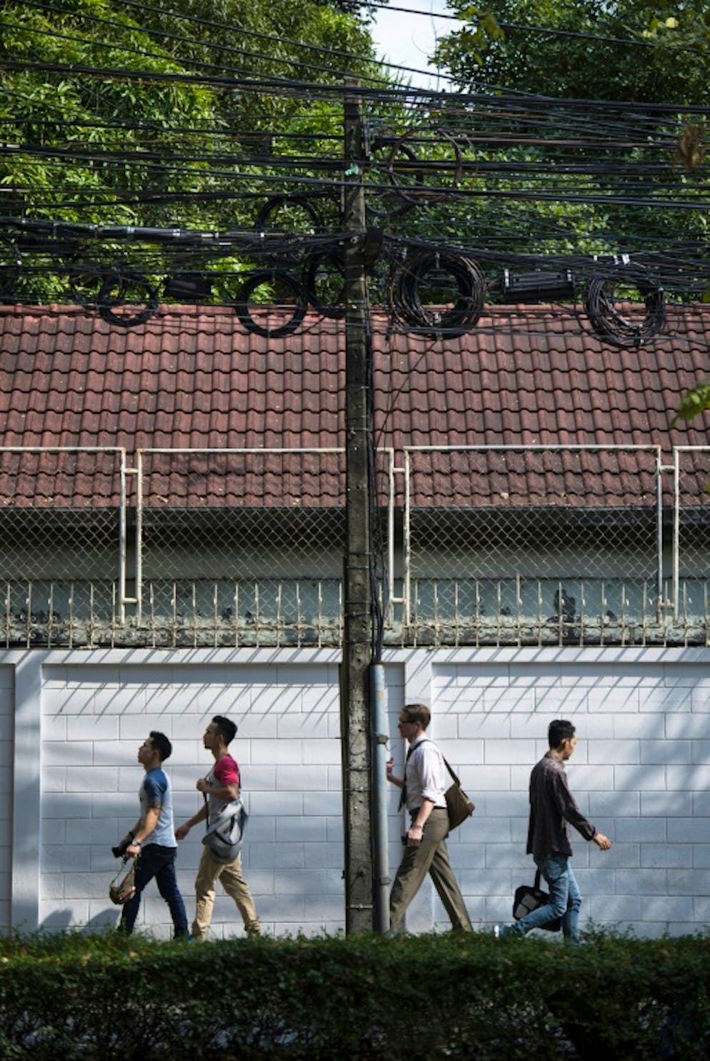 Chasse à l'anarchie des fils électriques à Bangkok. Enchevêtrement des câbles électriques à Bangkok le 3 janvier 2018