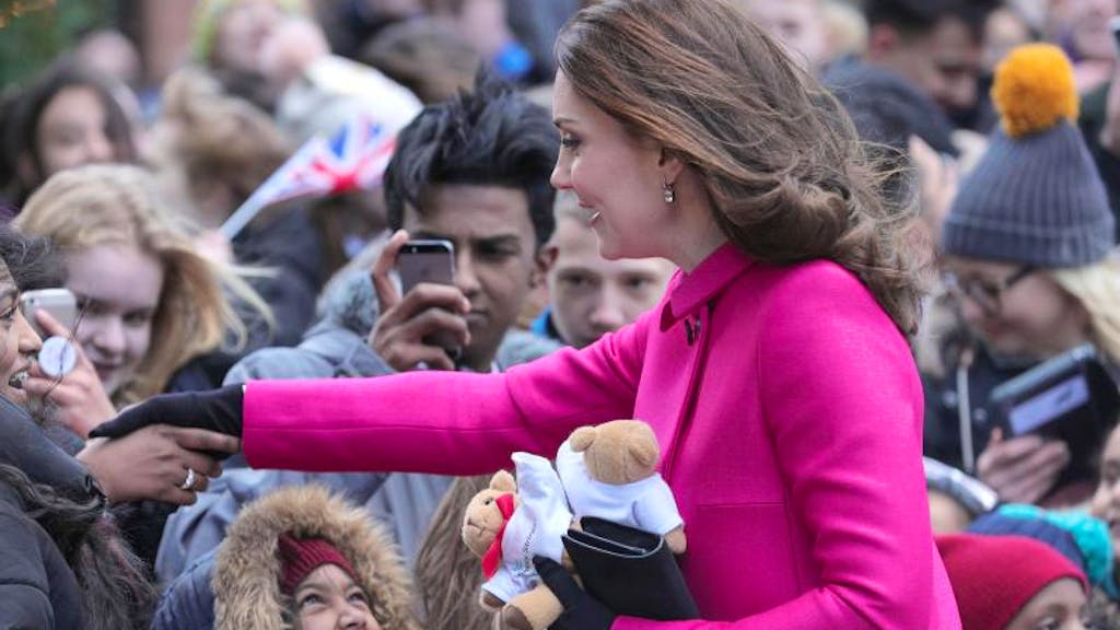 Spettacolo. Kate, incinta, indossa un cappotto rosa