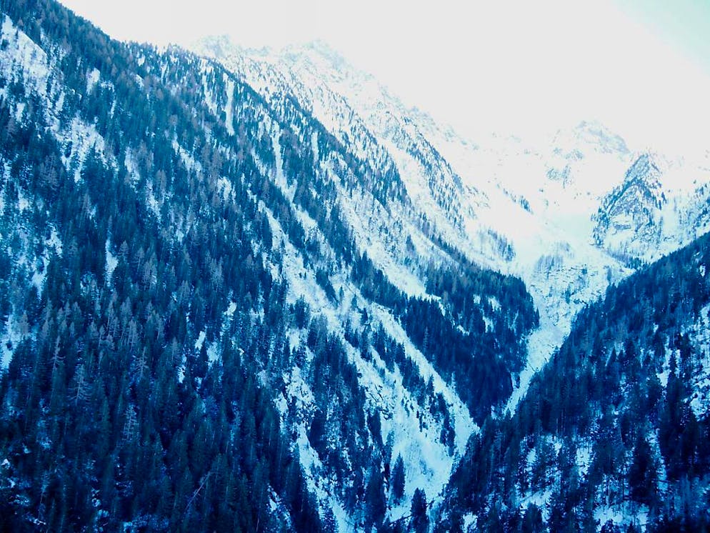 Un randonneur valaisan de 32 ans a perdu la vie dimanche lors de la montée en direction du Génépi, un sommet qui domine Bovernier. Il a glissé lors de la traversée d'un couloir et a fait une chute mortelle de 200 mètres. Les secours n'ont pu que constater le décès.
