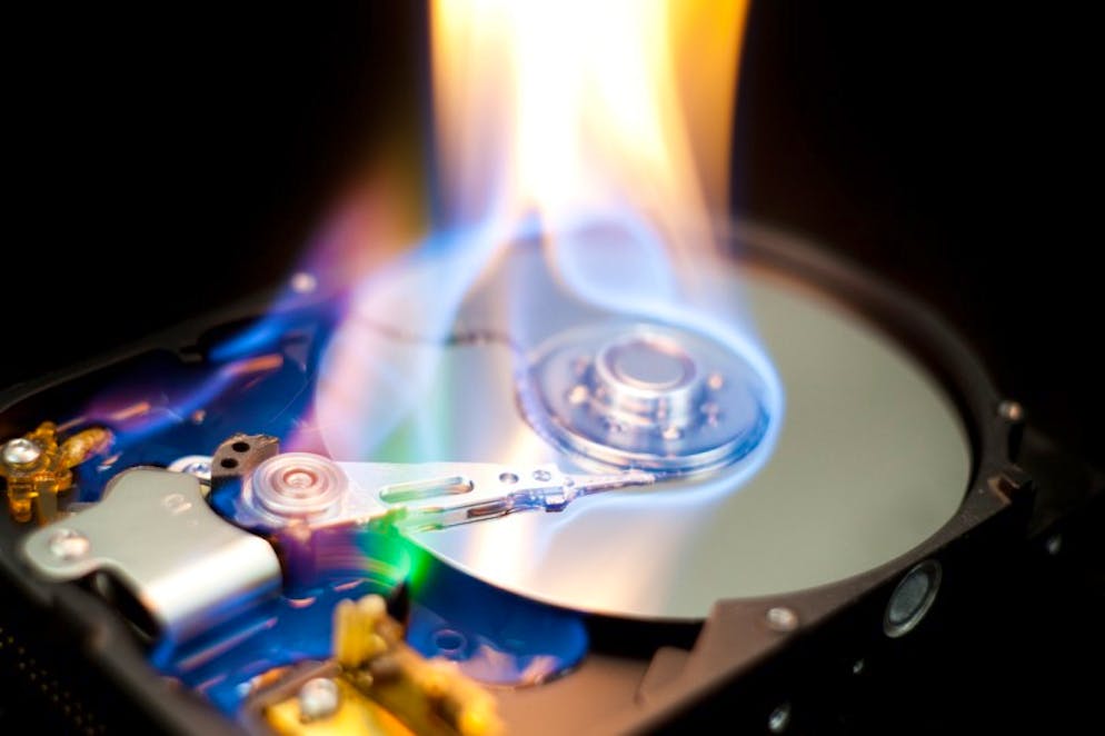 So klappt es mit der Datensicherung. Festplatten sind anfällig auf Schaden: Neben Hackern könnten Feuer ...
