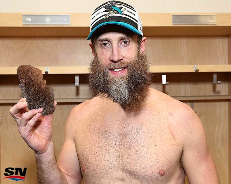 выщипать бороду пинцетом. вырывает волосок из бороды. ксандер корвус пересадил бороду. карикатура человека с бородой. бритье бороды.