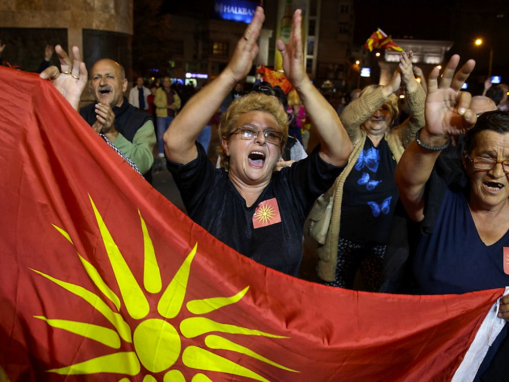 Oppositori al referendum in Macedonia esultano per le strade.