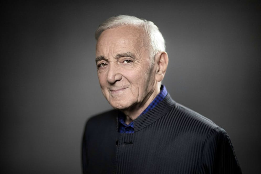 Charles Aznavour: soixante ans en haut de l'affiche autour du monde. Le chanteur Charles Aznavour le 16 novembre 2017 à Paris