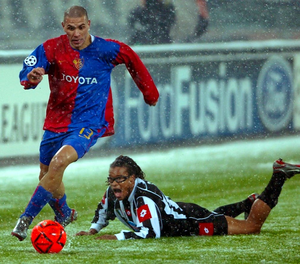 Christian Gimenez passe Edgard Davis (2002)