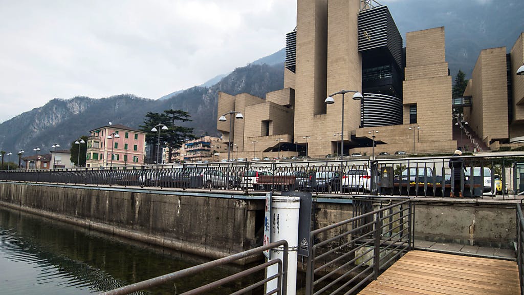 Ex dipendenti esasperati. Occupato il Comune di Campione d'Italia