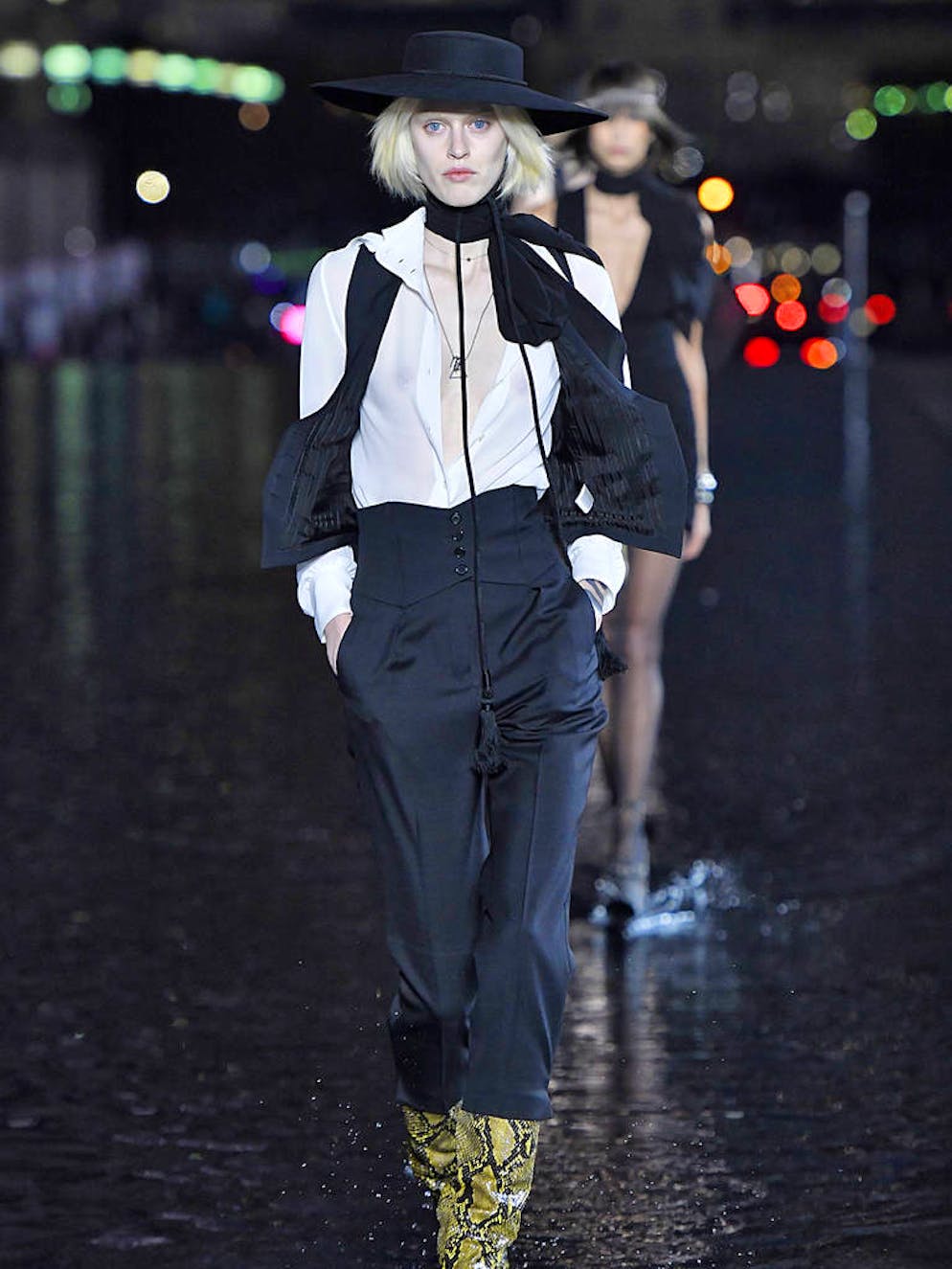 Paris Fashion Week: un printemps/été 19 très rock chez YSL. Le ton est donné dès les premières tenues : du noir, chic, au tombé parfait. Tous les mannequins ou presque portaient un foulard noué sur le côté ou façon lavallière.
