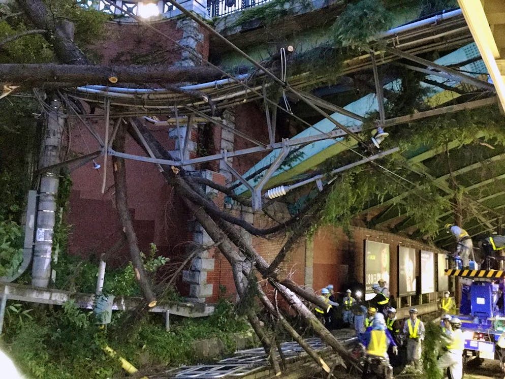 Les Japonais ont eu de la peine à se déplacer lundi après les dégâts provoqués sur les infrastructures par un typhon pendant le week-end.