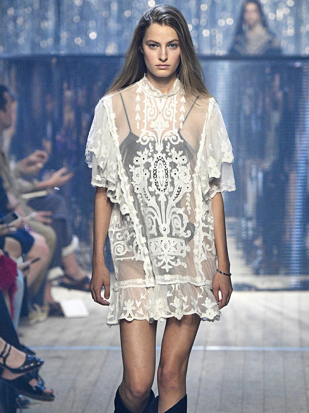 Paris Fashion Week: la fièvre du disco emporte le défilé P/E 19 Isabel Marant. Autre travail de broderie délicat, cette fois porté sur une robe transparente. On se dévoilera toujours au printemps prochain..