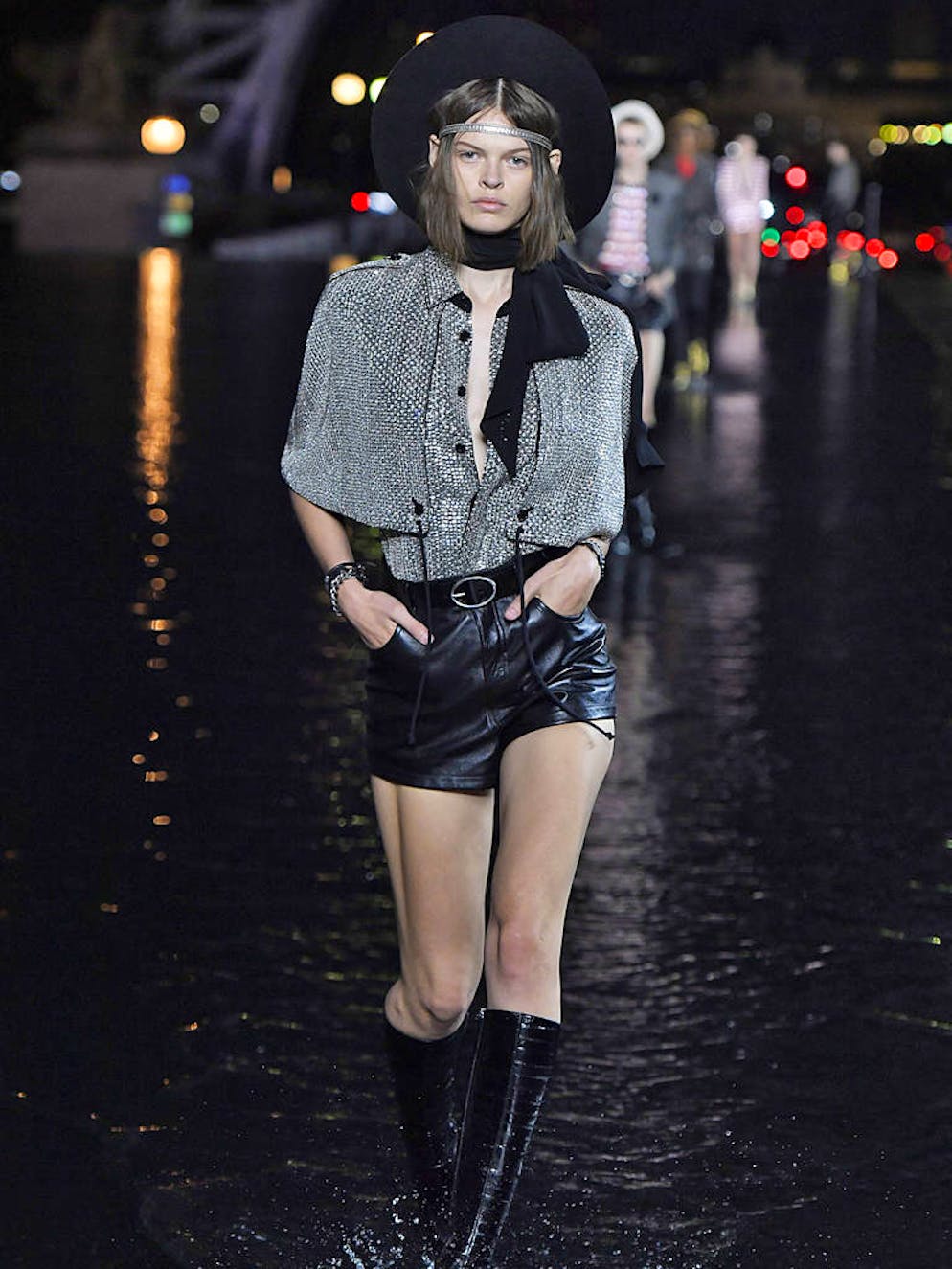 Paris Fashion Week: un printemps/été 19 très rock chez YSL. La brillance contraste parfaitement avec le noir du reste de la tenue. Un top style boléro qui devrait être l'un des hits de la collection auprès des clientes.