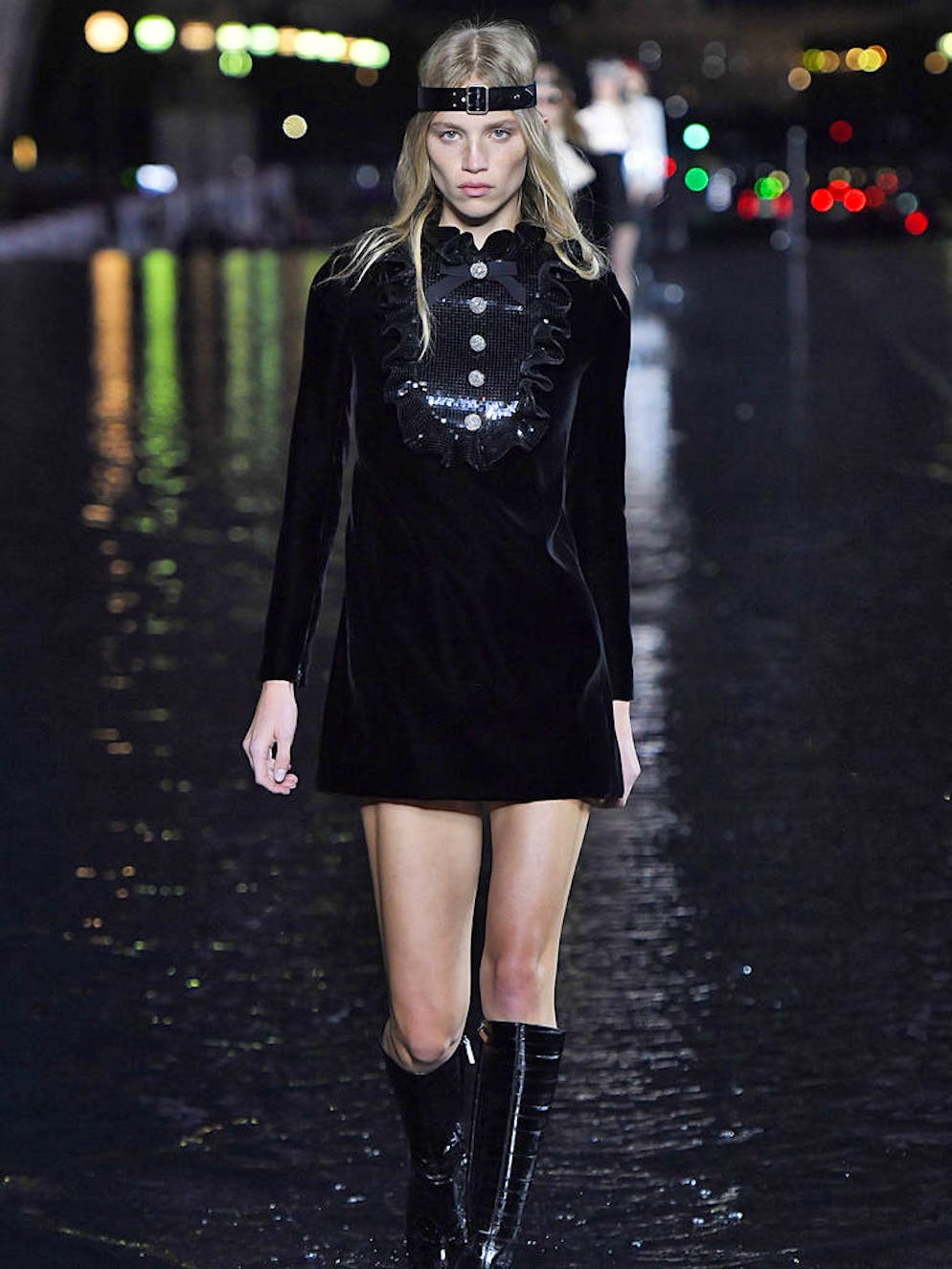 Paris Fashion Week: un printemps/été 19 très rock chez YSL. Toujours dans un esprit très rock avec cette mini-robe au plastron baroque portée avec les inusables longues bottes de cuir noir.