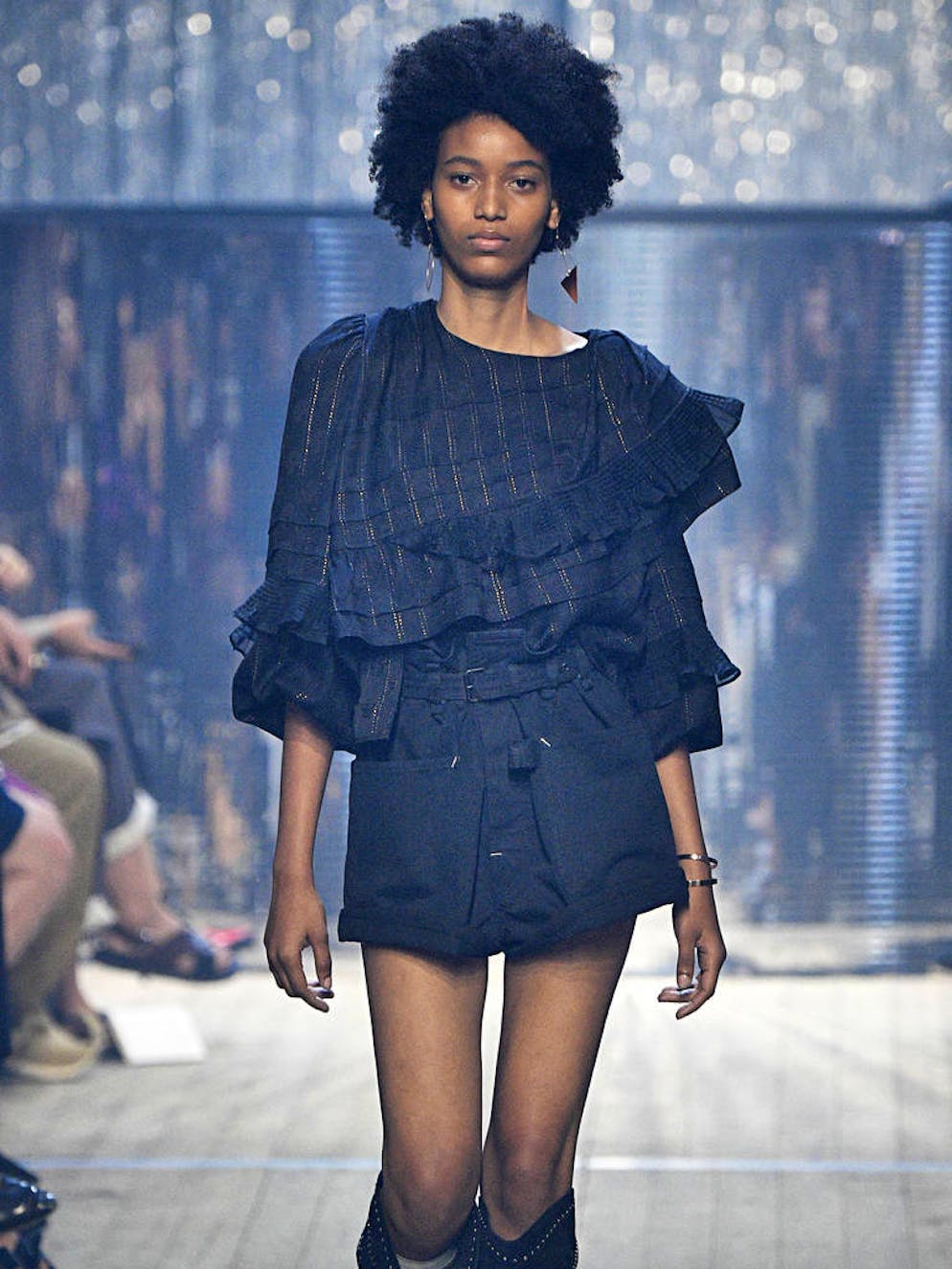 Paris Fashion Week: la fièvre du disco emporte le défilé P/E 19 Isabel Marant. Isabel Marant n'a pas fait l'impasse sur le style que ses fans s'arrachent. Des volants romantiques pour un top légèrement transparent, on adhère.