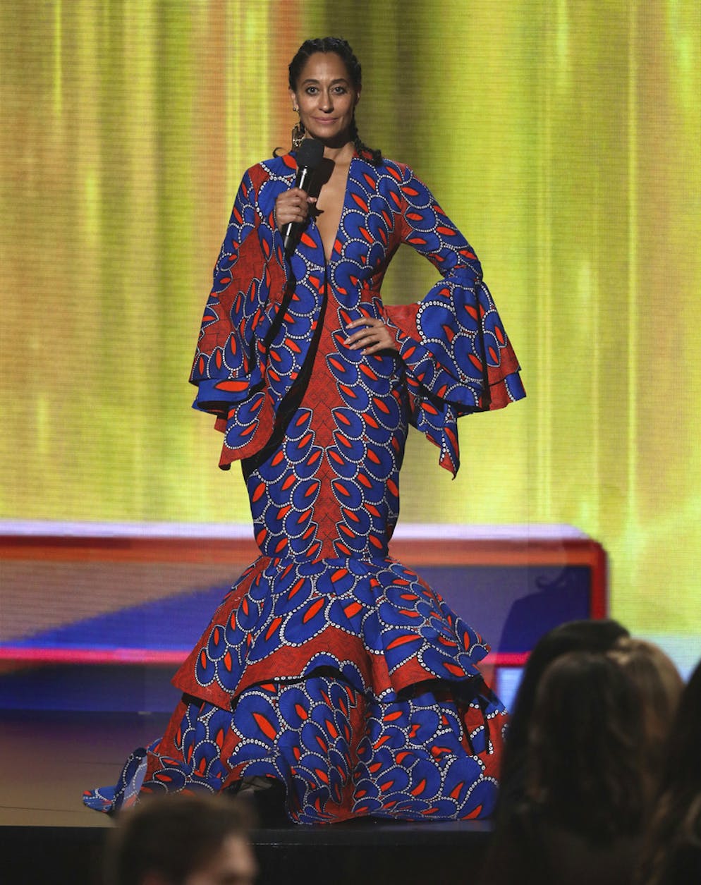 Les tenues déjantées des American Music Awards. On a vu Tracee Ellis Ross, l'animatrice de la soirée dans diverses tenues en ce 9 octobre. Voici la pire (et sans doute une des pires de la soirée): une robe dont le motif rappelle les plumes d'un paon dans une coupe affreuse, l'assommant presque...
