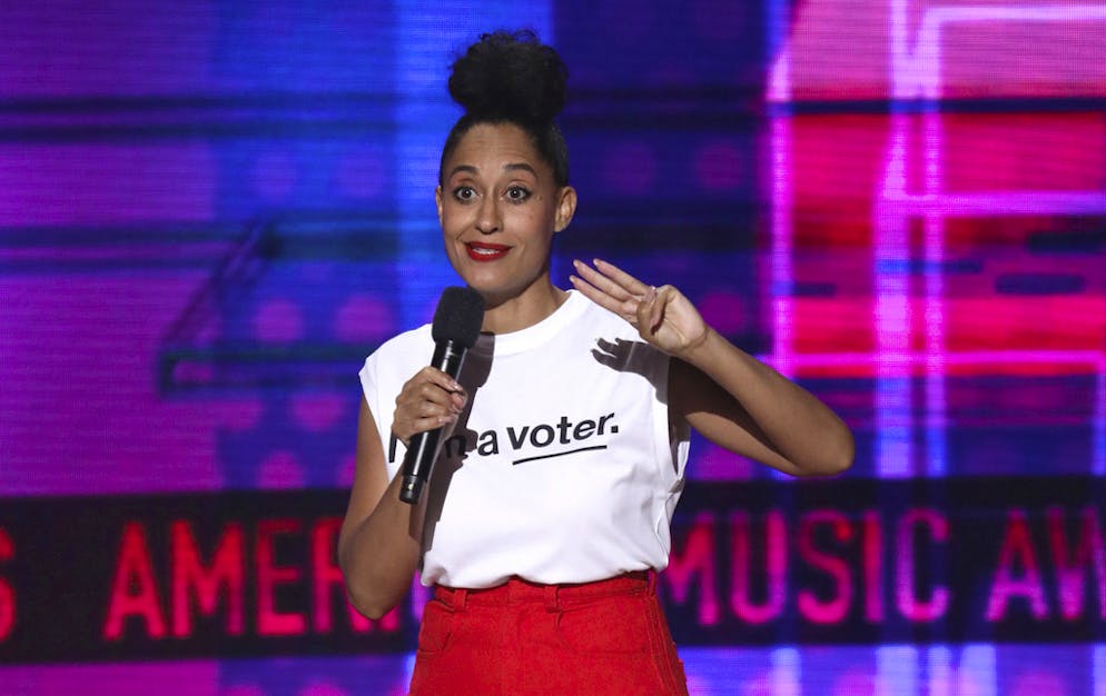 Les tenues déjantées des American Music Awards. Troisième tenue avec un message au public inscrit sur son t-shirt: "I'm a voter". Les American Music Awards étaient sous le signe du vote et plusieurs stars ont incité le public à aller voter aux élections de mi-mandat du 6 novembre.